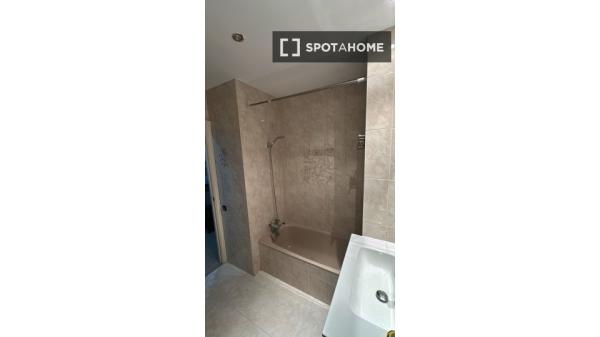 Habitación en piso compartido en L'Hospitalet de Llobregat. thumbnail 2