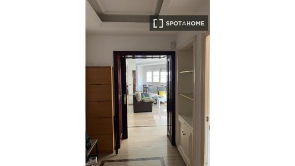 Habitación en piso compartido en L'Hospitalet de Llobregat. photo 4