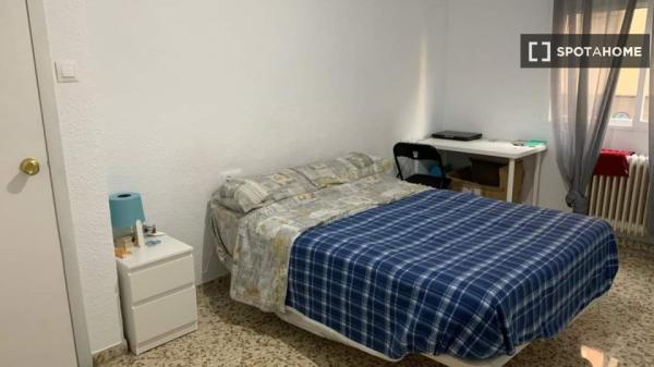 Habitación en piso compartido en Granada photo 1