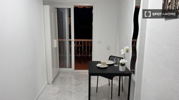 Se alquila habitación en piso compartido de 5 habitaciones en Fuenlabrada thumbnail 2