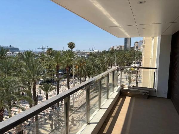 Venta de piso en Barrio Casco Histórico-Santa Cruz, Alicante / Alacant
photo 1