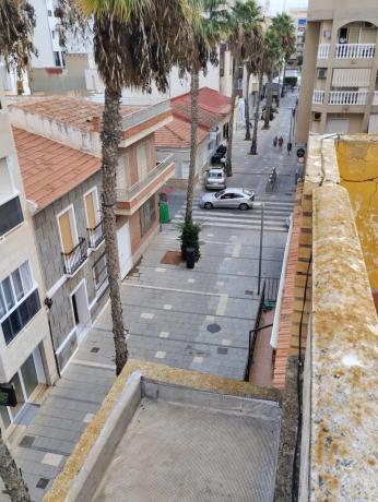 Edificio en calle Torrevejenses Ausentes thumbnail 1