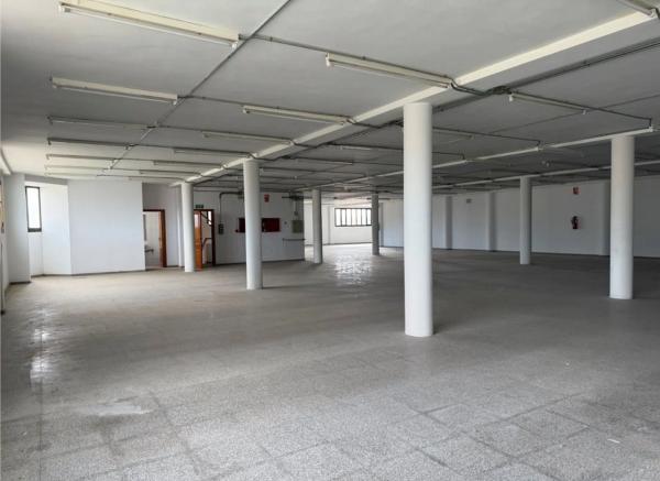 Edificio de uso mixto en calle Rafael Laliga Pérez photo 1
