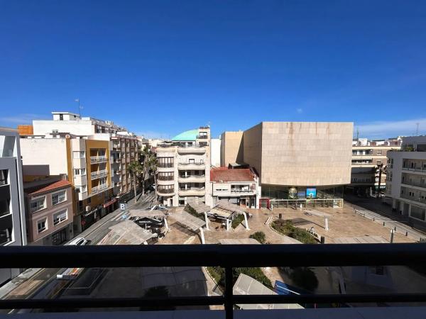 Venta de piso en Plaza Miguel Hernández, Torrevieja
photo 1