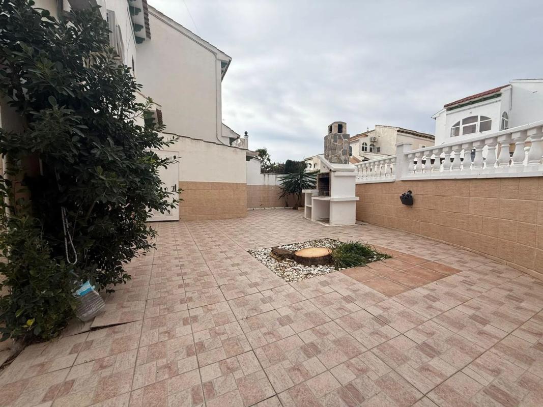 Sale of independent chalet in Barrio El Acequión, Torrevieja
photo 4