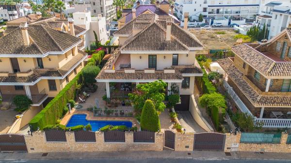 Chalet wolnostojący na sprzedaż w  Calle Mar Negro, Torrevieja photo 4