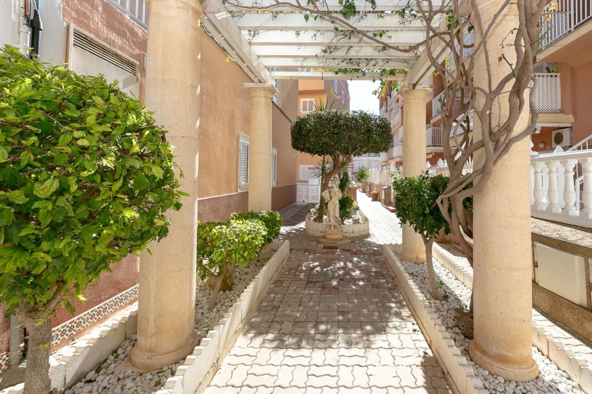 Venta de piso en Barrio Gaspar Perrelló, Torrevieja
photo 2