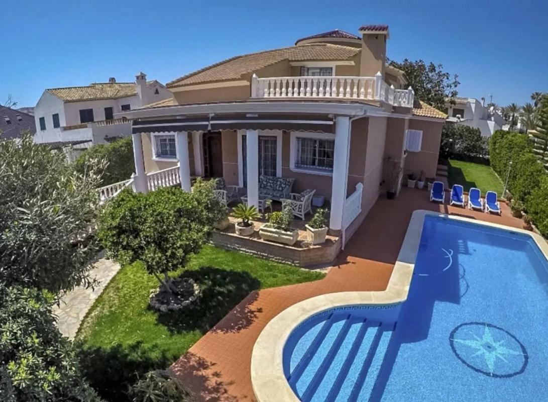 Venta de chalet independiente en Calle de los Hibiscus, Torrevieja
photo 1