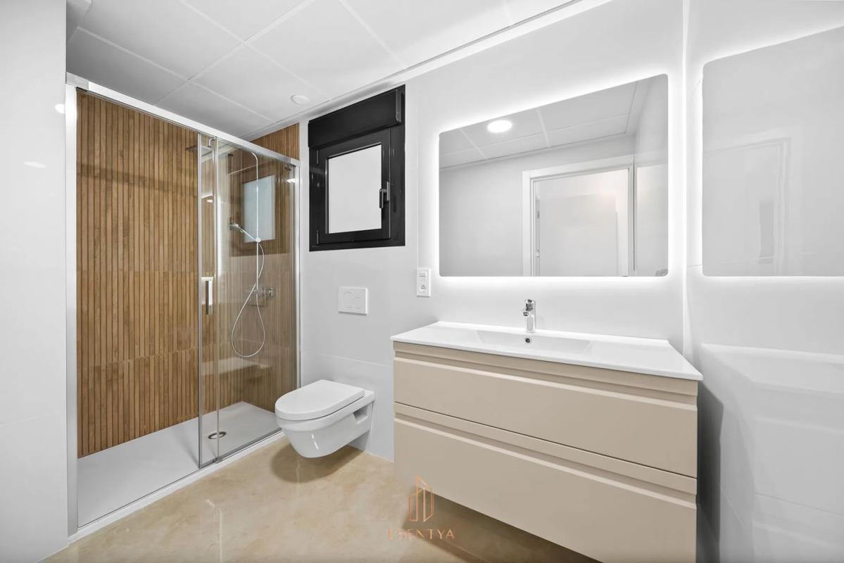 Sale of independent chalet in Avenida Suiza, Torrevieja
photo 1