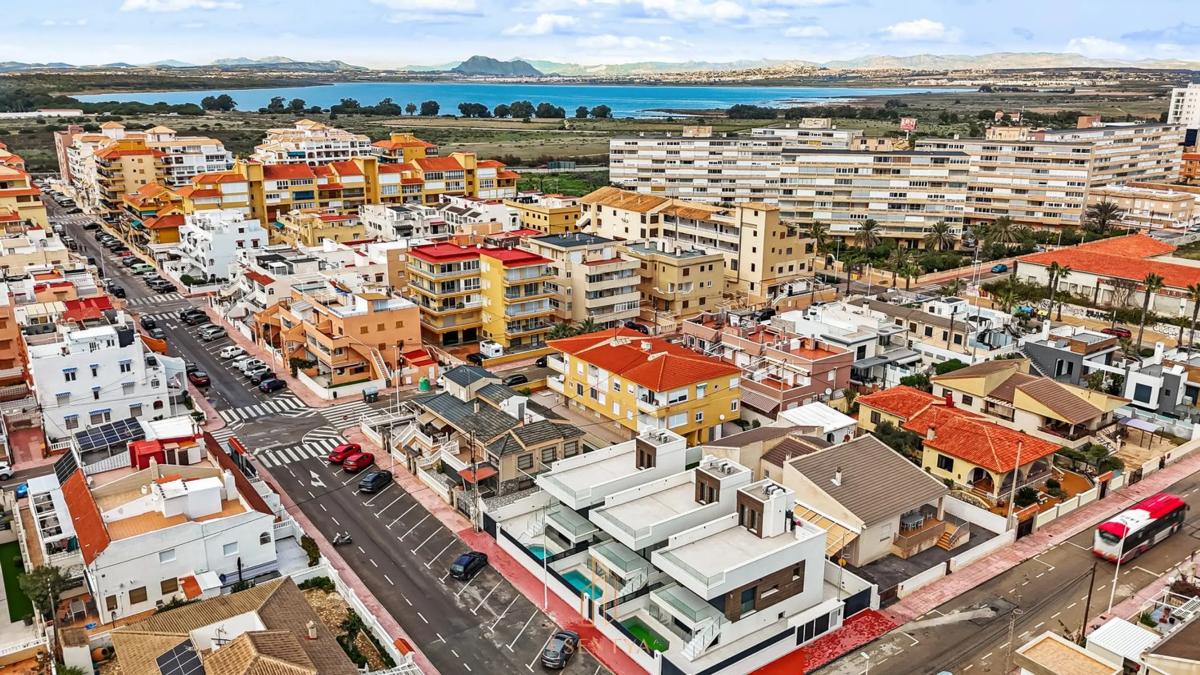 Sale of independent chalet in Avenida Suiza, Torrevieja
photo 2