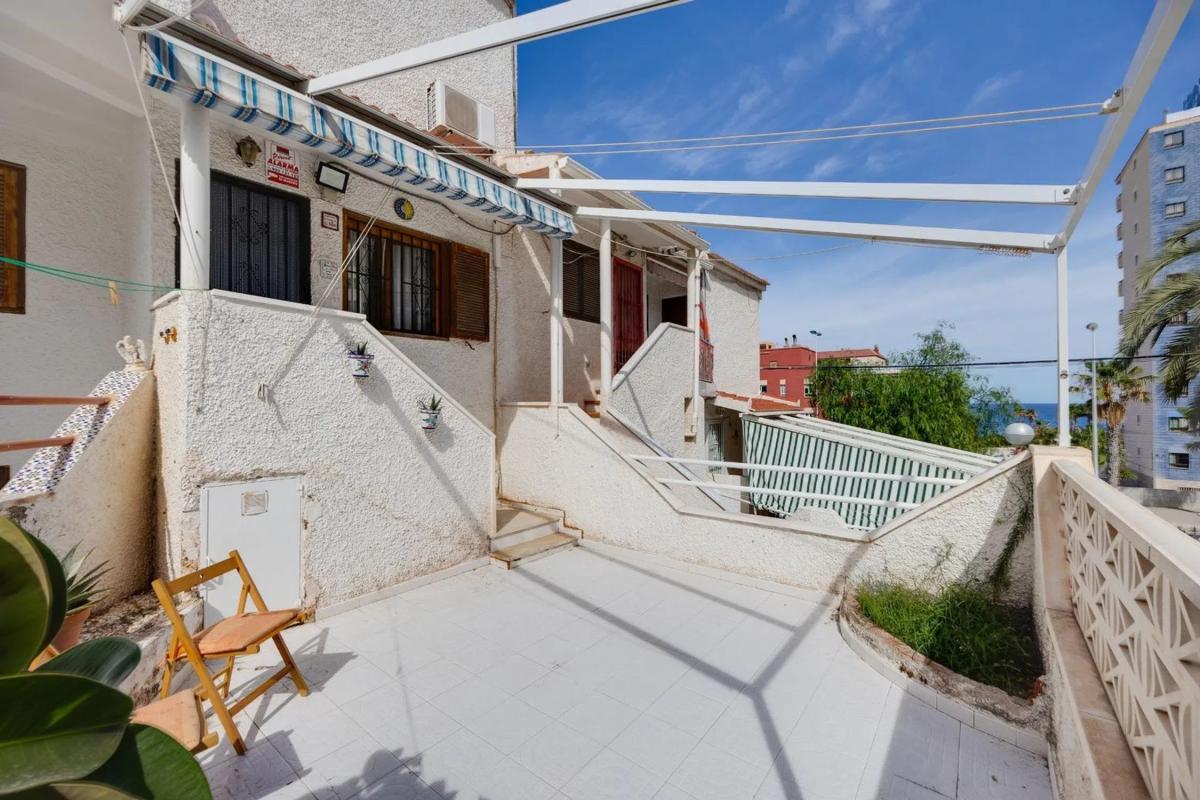 Sale of independent chalet in Barrio Cabo Cervera, Torrevieja
 photo 2