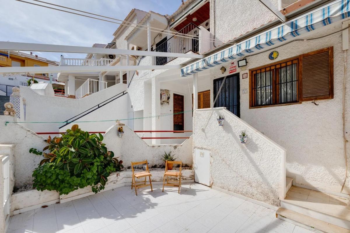 Sale of independent chalet in Barrio Cabo Cervera, Torrevieja
 photo 3