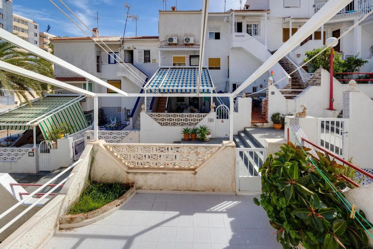 Sale of independent chalet in Barrio Cabo Cervera, Torrevieja
 photo 4
