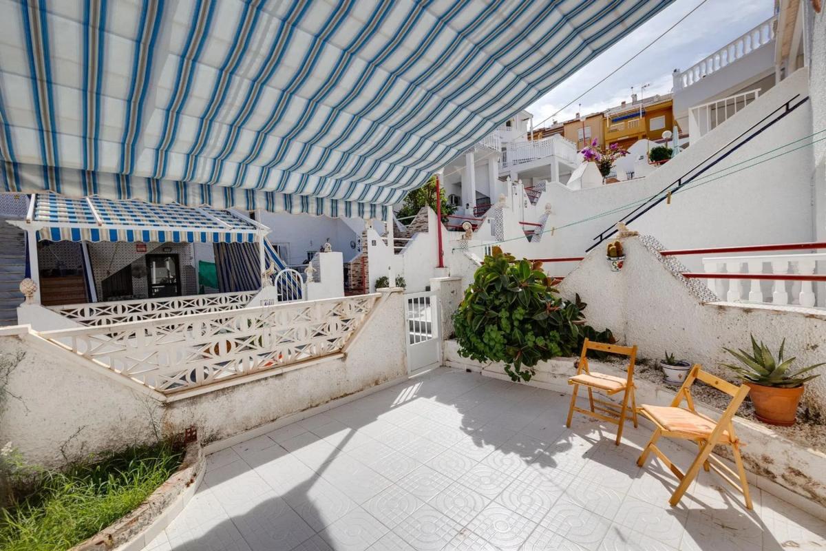 Sale of independent chalet in Barrio Cabo Cervera, Torrevieja
 photo 5