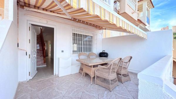 Chalet independiente en venta en Barrio Cabo Cervera, Torrevieja
photo 1