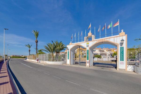Chalet wolnostojący na sprzedaż w  Barrio La Siesta - El Salado - Torreta, Torrevieja photo 2