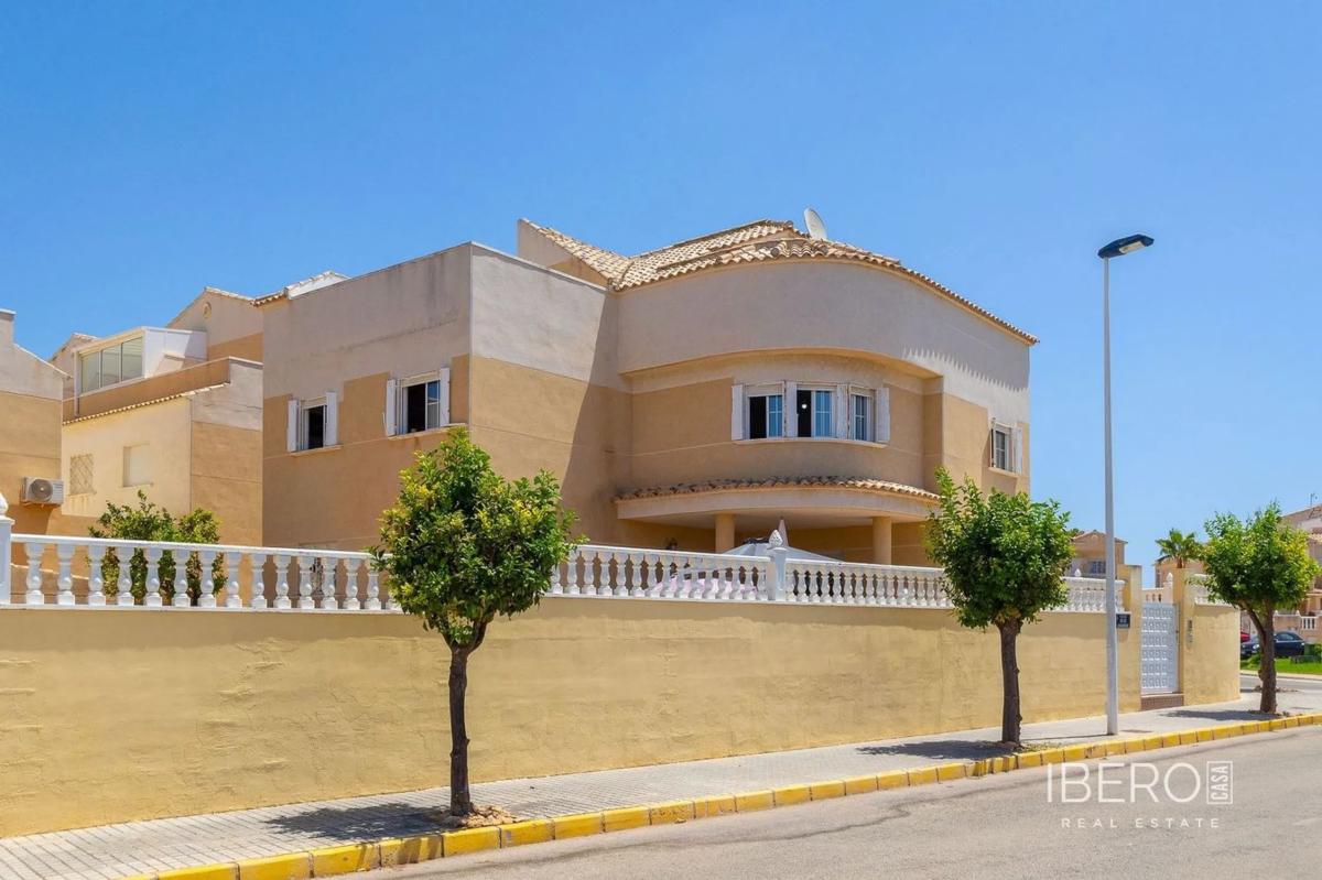 Sale of independent chalet in Avenida Adradas, Torrevieja
photo 1