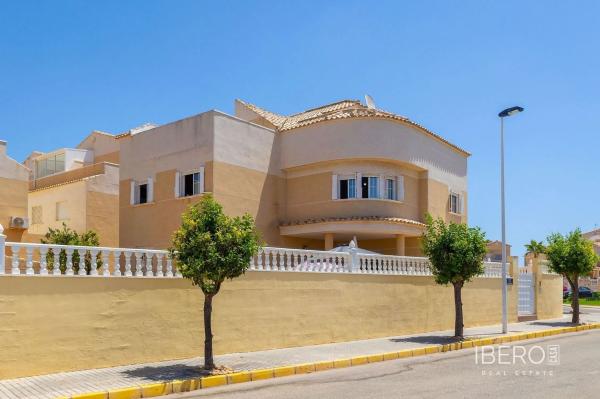 Chalet wolnostojący na sprzedaż w Avenida Adradas, Torrevieja photo 1