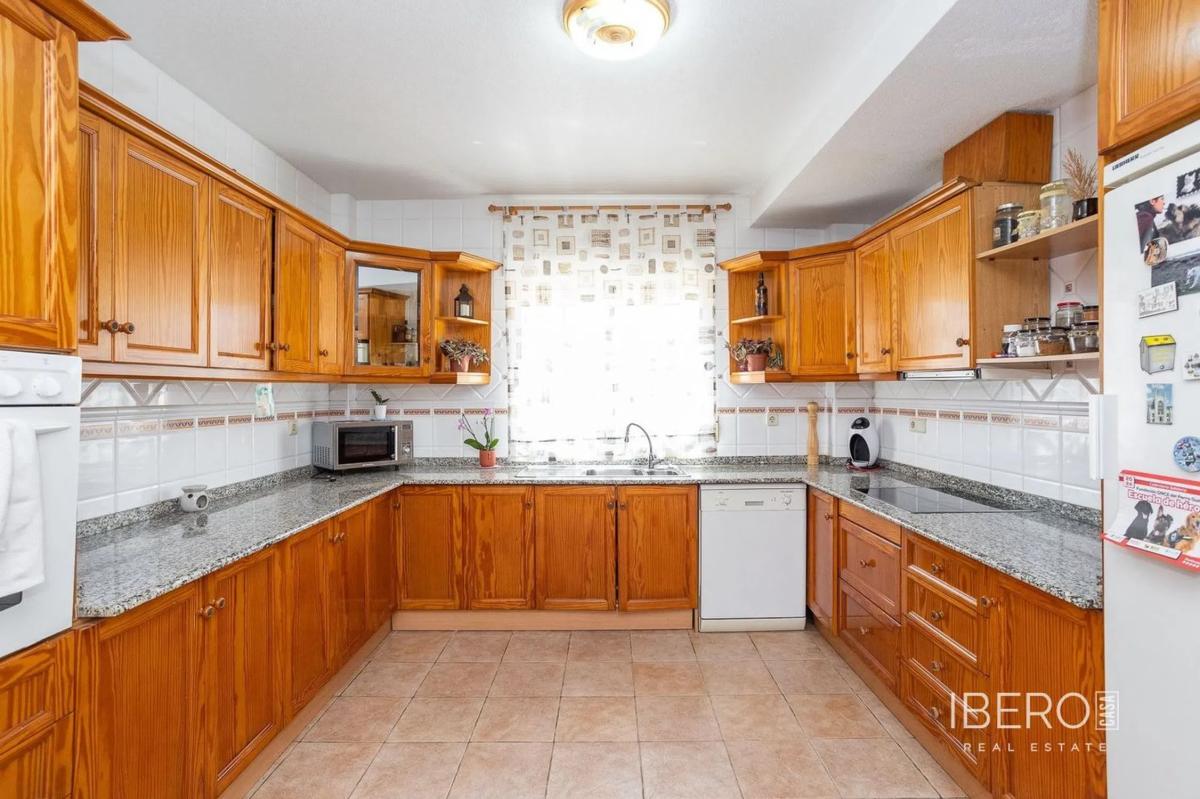 Sale of independent chalet in Avenida Adradas, Torrevieja
photo 4