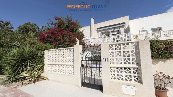 Terraced house for sale at  Calle de las Rosas, 215 , Torrevieja photo 2