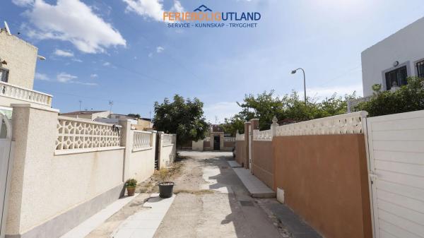 Terraced house for sale at  Calle de las Rosas, 215 , Torrevieja photo 3