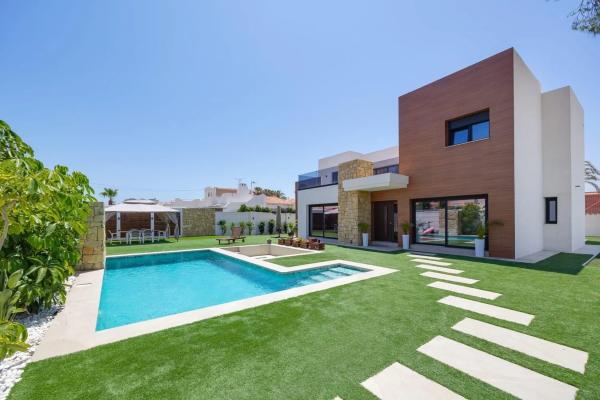 Chalet wolnostojący na sprzedaż w  Calle Rosalía de Castro s/n, Torrevieja photo 1