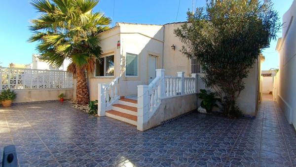 Chalet independiente en venta en Barrio La Siesta - El Salado - Torreta, Torrevieja
photo 1