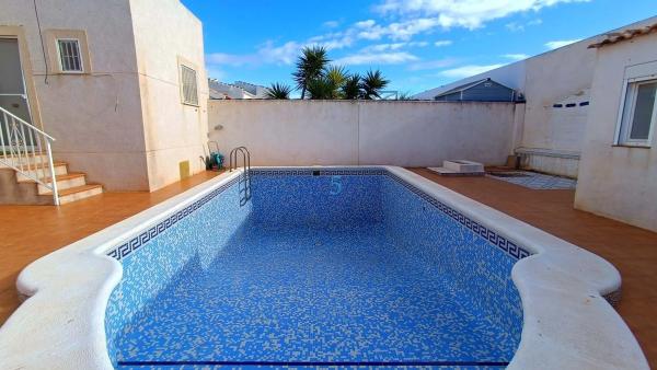 Chalet independiente en venta en Barrio La Siesta - El Salado - Torreta, Torrevieja
thumbnail 1