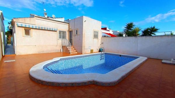 Chalet independiente en venta en Barrio La Siesta - El Salado - Torreta, Torrevieja
thumbnail 2