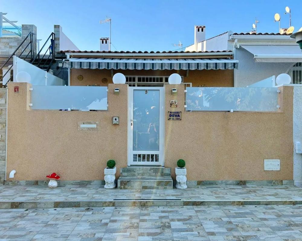 Sale of townhouse in  Calle Rodrigo, 7 , Torrevieja photo 2