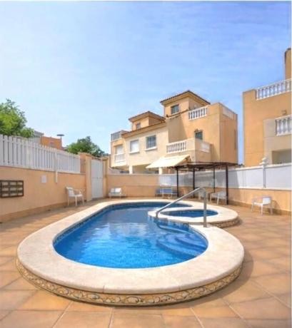 Chalet independiente en venta en Barrio La Siesta - El Salado - Torreta, Torrevieja
photo 1