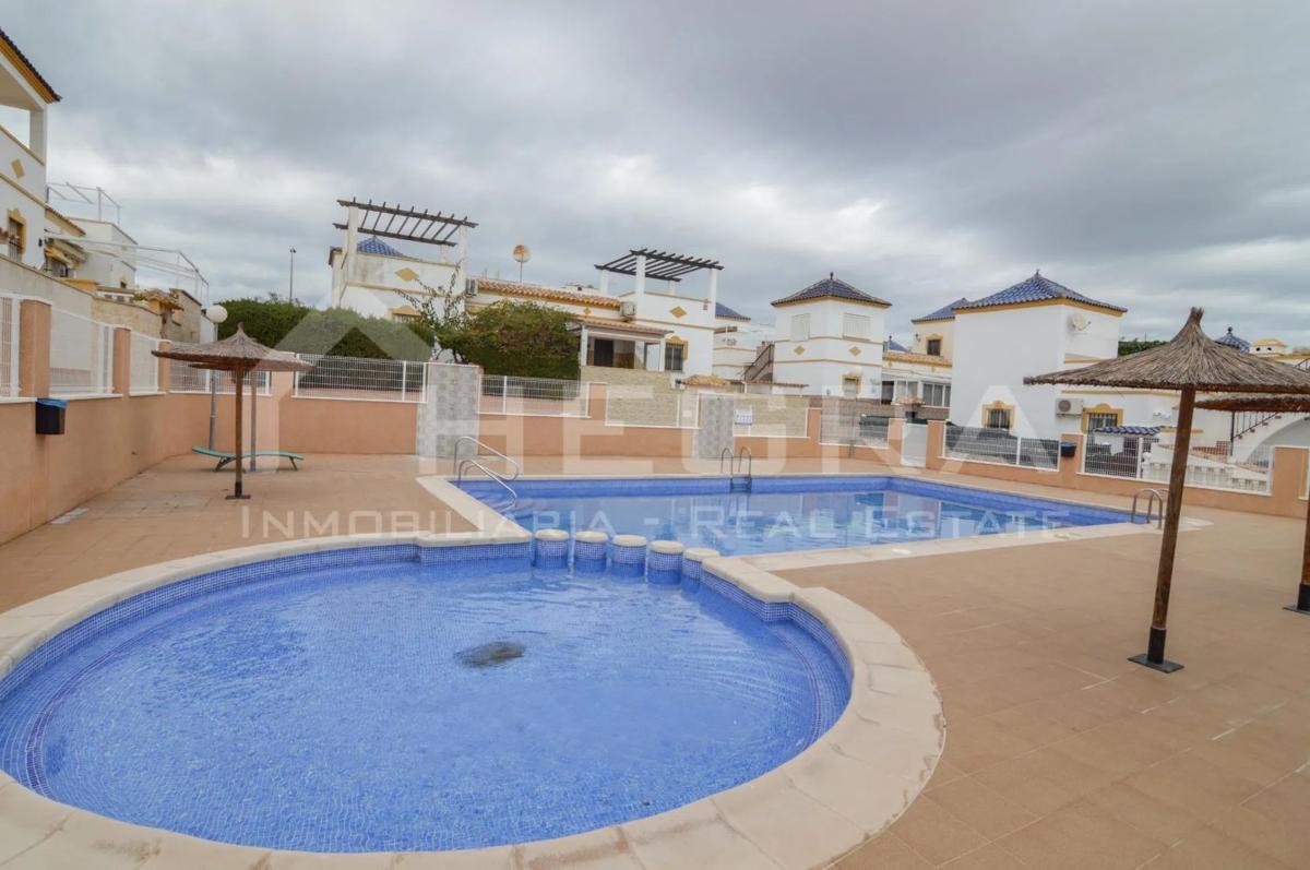 Venta de chalet adosado en Urbanización Lago Mar Playa II , Torrevieja photo 1