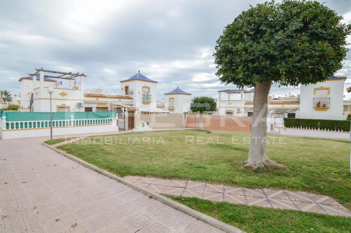 Venta de chalet adosado en Urbanización Lago Mar Playa II , Torrevieja photo 3