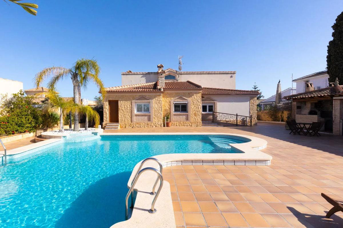 Venta de chalet independiente en Calle Covadonga, 70, Torrevieja
photo 2