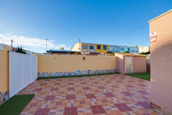 Independent chalet for sale in Barrio Los Balcones - Los Altos del Edén, Torrevieja
 photo 2