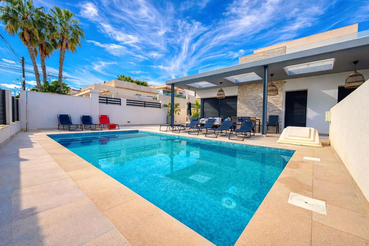 Venta de chalet independiente en Avenida de Torrevieja, Torrevieja
photo 1