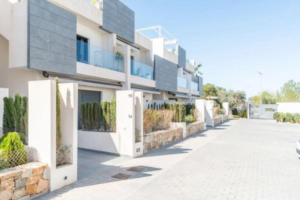 Chalet independiente en venta en Barrio Los Balcones - Los Altos del Edén, Torrevieja
thumbnail 1