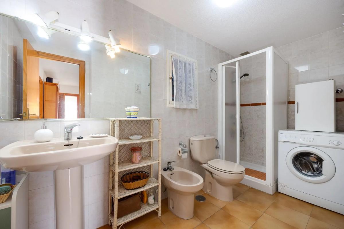 Sale of townhouse in UR LAGO JARDIN 2 M5, 1 , Torrevieja photo 4