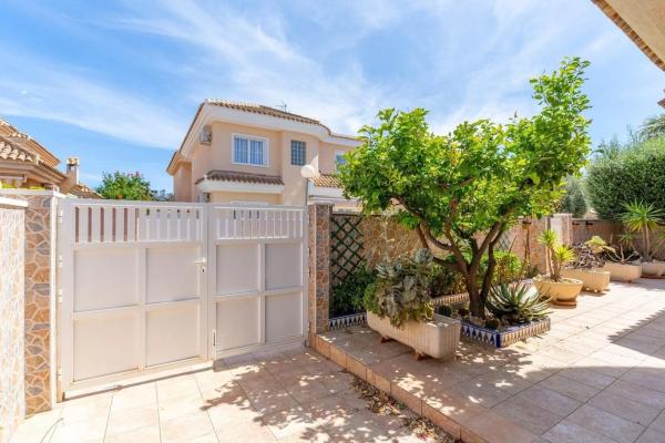 Independent chalet for sale in Calle Alcazaba, Torrevieja
thumbnail 1