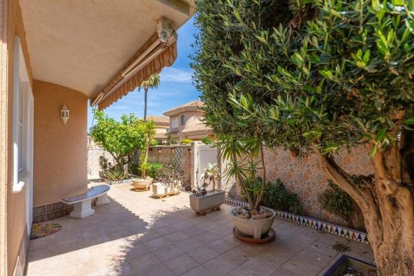 Independent chalet for sale in Calle Alcazaba, Torrevieja
thumbnail 2