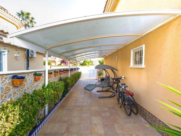 Independent chalet for sale in Calle Alcazaba, Torrevieja
 photo 4