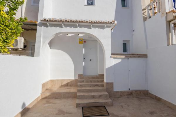 Четырехквартирный дом на продажу на  Avenida de Torrevieja , Торревьеха photo 2