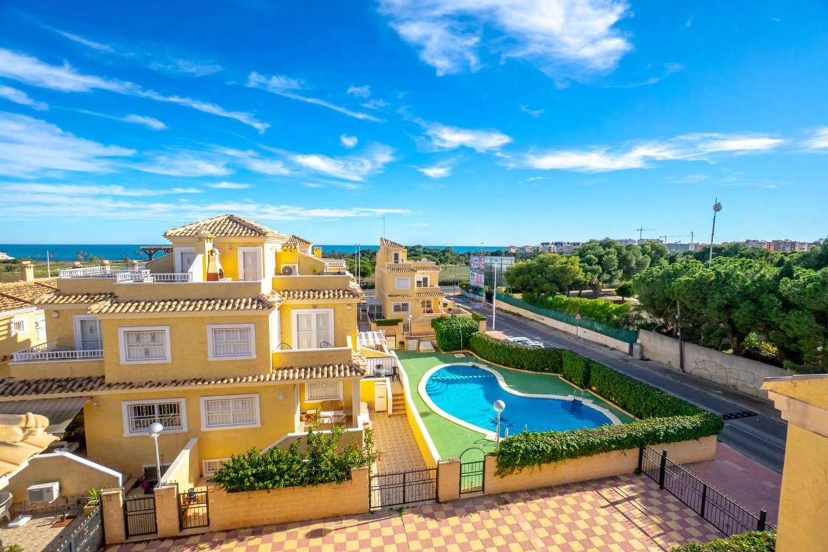 Sale of townhouse in Calle Maladeta s/n , Torrevieja photo 1