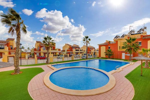 Independent chalet for sale in Avenida de la Mancha, 12, Torrevieja
 photo 1