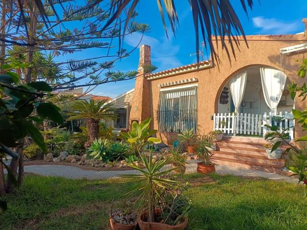 Independent chalet for sale in Calle Levante, Torrevieja
photo 1
