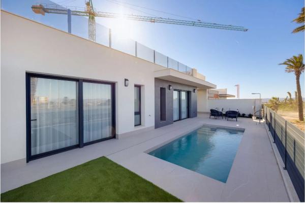 Independent chalet for sale in Barrio Parque Acuático - Sector 25, Torrevieja
 photo 1