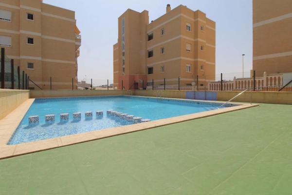 Sale of flat in Calle Maite Pagazaurtundua Ruiz, Torrevieja
thumbnail 2