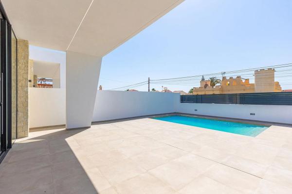 Chalet independiente en venta en Avenida Doctor Angel Garcia Rogel, 21, Torrevieja
 photo 1
