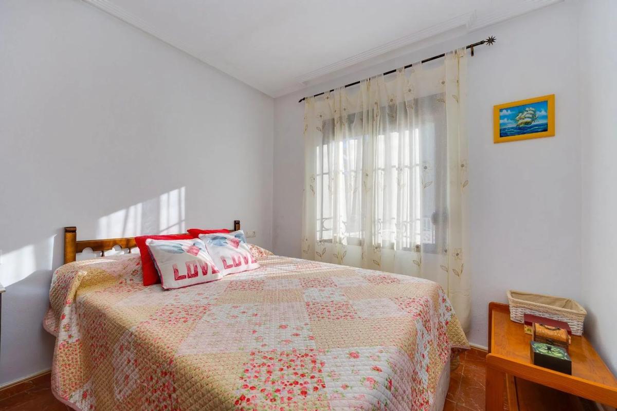 Sale of independent chalet in Plaza del Cóndor, 8, Torrevieja
photo 1
