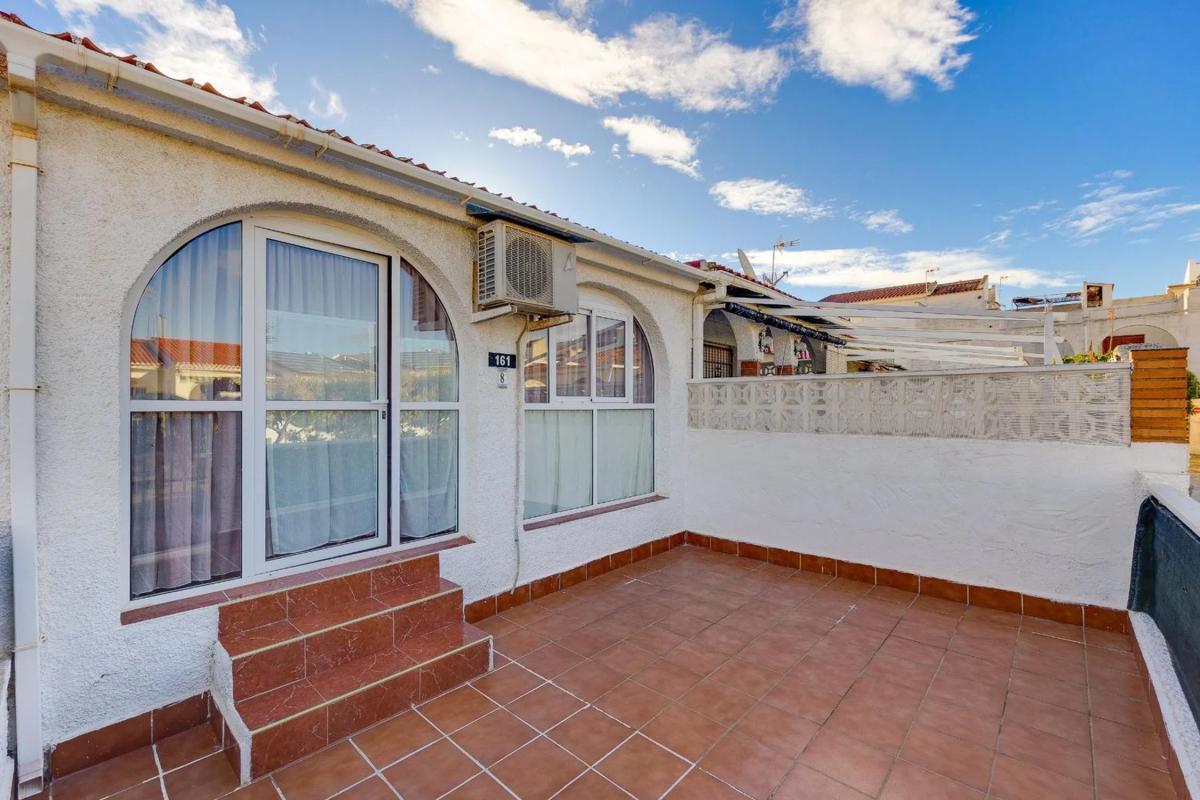 Sale of independent chalet in Plaza del Cóndor, 8, Torrevieja
photo 2